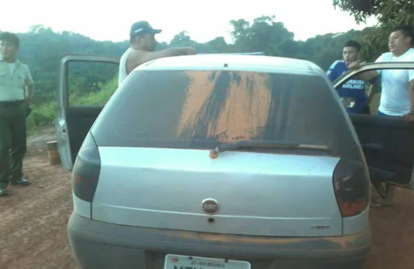 Casal de bolivianos é detido com carro furtado em Plácido de Castro