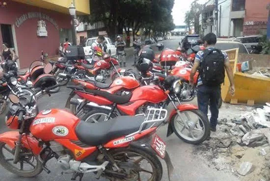 Protesto de motofretistas provoca manhã de caos no trânsito no Centro de Rio Branco nesta terça-feira, 28