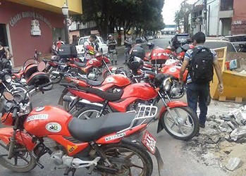 Protesto de motofretistas provoca manhã de caos no trânsito no Centro de Rio Branco nesta terça-feira, 28