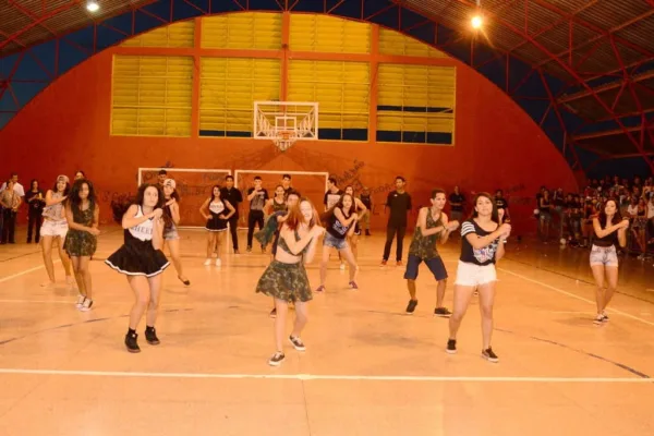 Milhares de estudantes lotaram a quadra do Cean para a 1ª seletiva do festival da canção