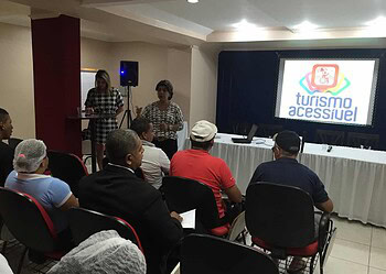 Funcionários recebem capacitação sobre atendimento ao portador de necessidades especiais