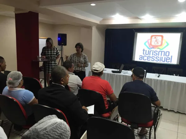 Funcionários recebem capacitação sobre atendimento ao portador de necessidades especiais