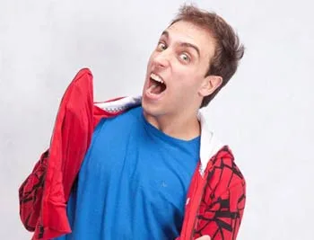 Humorista Léo Lins estreia espetáculo ‘Bullying Arte’ em Rio Branco