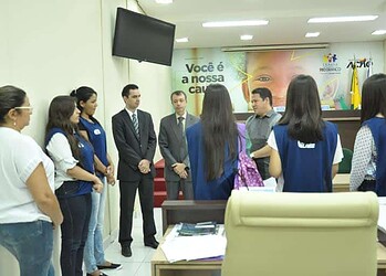 Integrantes do jovem aprendiz são recepcionados pelo presidente da câmara