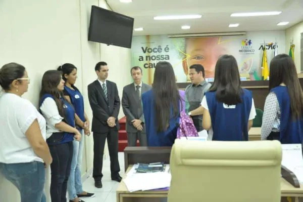 Integrantes do jovem aprendiz são recepcionados pelo presidente da câmara
