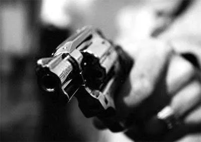 Bandidos invadem casa de tenente da PM, fazem família refém e levam carro, moto e outros bens