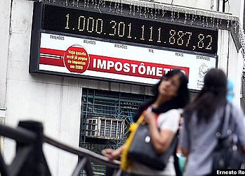 NETO7941 - SÃO PAULO - 14/12/2009/ IMPOSTOMETRO / RECORDE /  A Associação Comercial de São Paulo ( ACSP) registra recorde de mais de 1 trilhão de reais arrecadados desde o primeiro dia do ano , em impostos federais, estaduais e municipais. FOTO ERNESTO RODRIGUES/AE.