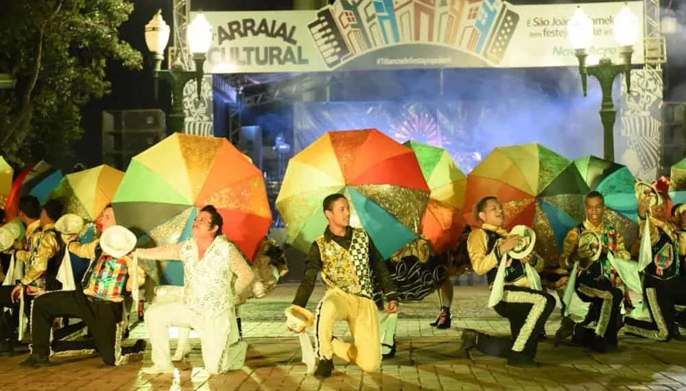 Famílias prestigiam apresentação de quadrilhas no Arraial Cultural