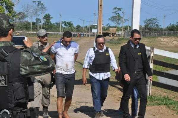 Após mais de 11 horas com família refém, homem se entrega à polícia