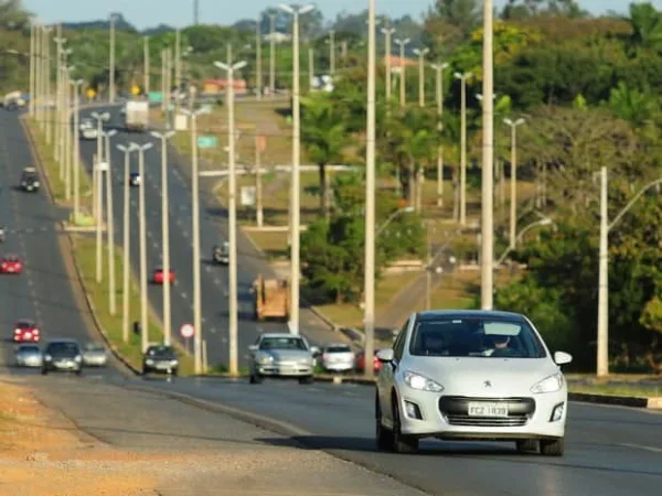 Lei do farol baixo durante o dia nas estradas começa a valer
