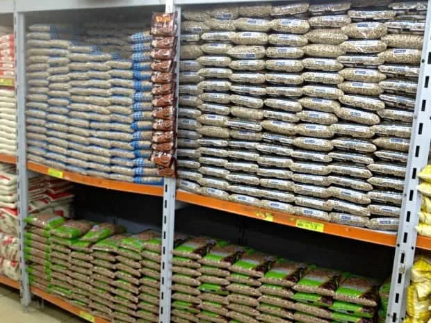 Policial aposentado é preso ao furtar 4 kg de feijão em supermercado