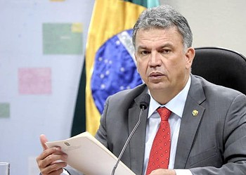 Após afirmar que estaria fora da campanha na Capital, Petecão declara apoio a Sinhasique