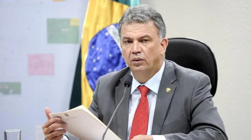 Após afirmar que estaria fora da campanha na Capital, Petecão declara apoio a Sinhasique