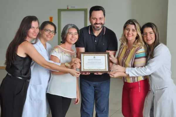 Alan Rick visita Policlínica do Tucumã e entrega premiação nacional à unidade