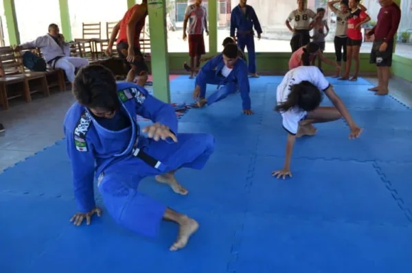 Parceria leva aulas de jiu-jitsu à Escola Glória Perez