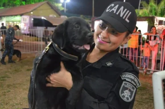 Cães utilizados nas buscas por entorpecentes chamaram a atenção de quem passava pelo Parque de Exposições (Foto Wellington Mota Assessoria PM/AC)