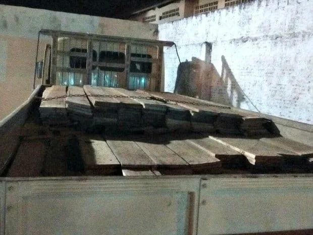 Homem é preso por transporte irregular de madeira na Transacreana
