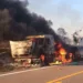 Carreta é destruída pelo fogo na BR-317; motorista sai ileso