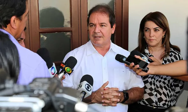 Governador Tião Viana anuncia corte de 20% em salários de cargos comissionados