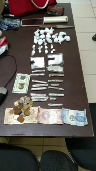 PM prende mulher por tráfico de drogas no bairro Preventório
