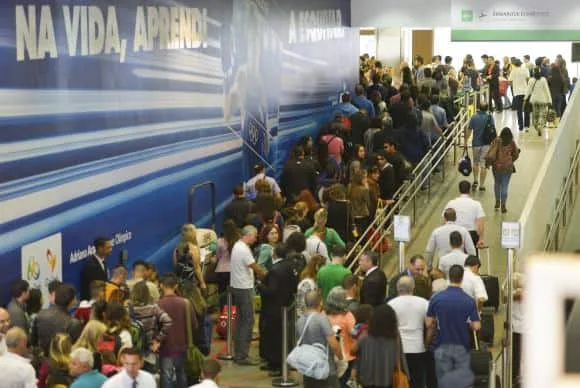 Brasília - Passageiros enfrentaram filas ontem para a inspeção de bagagens nos aeroportos do país José Cruz/Agência Brasil; Agencia Brasil