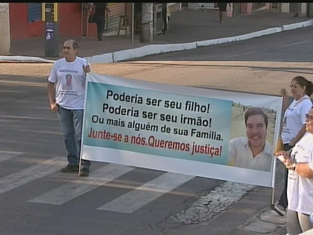 Familiares e amigos de Rafael Frota realizaram manifestos