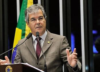 Jorge Viana cobra votação de projeto que pode baratear passagens aéreas