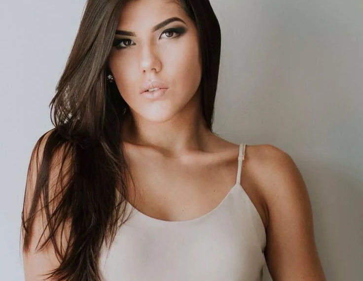Juciane Menezes, 20 anos, 1,74m, cursa Engenharia Elétrica;