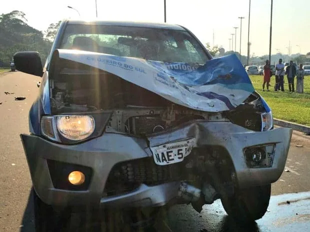 Carro oficial de prefeitura bate em moto e mãe e filho morrem em CZS