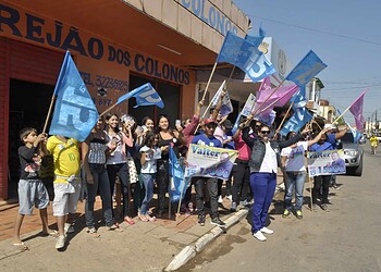 Eliane Sinhasique caminha com lideranças no bairro 6 de agosto