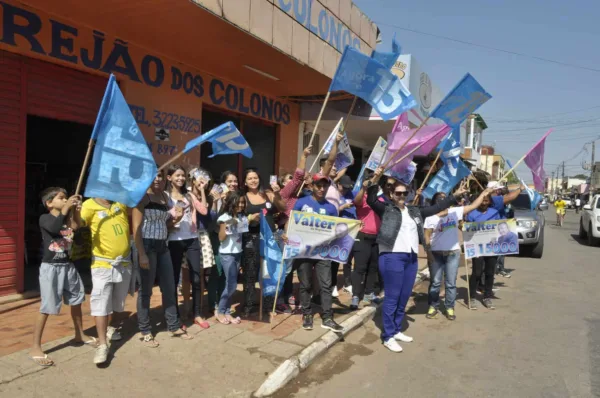 Eliane Sinhasique caminha com lideranças no bairro 6 de agosto