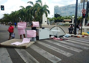 Acampados no hall da Aleac fecham ruas no Centro da cidade e pedem casas para morar 1 Acampados no hall da Aleac fecham ruas no Centro da cidade e pedem casas para morar