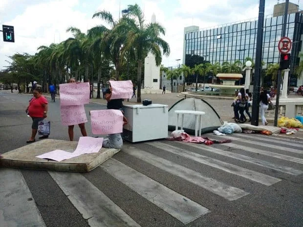 Acampados no hall da Aleac fecham ruas no Centro da cidade e pedem casas para morar