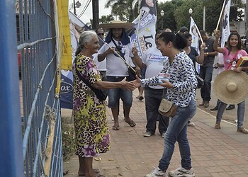 Sinhasique caminha na Via Chico Mendes e recebe o apoio do povo