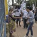 Sinhasique caminha na Via Chico Mendes e recebe o apoio do povo
