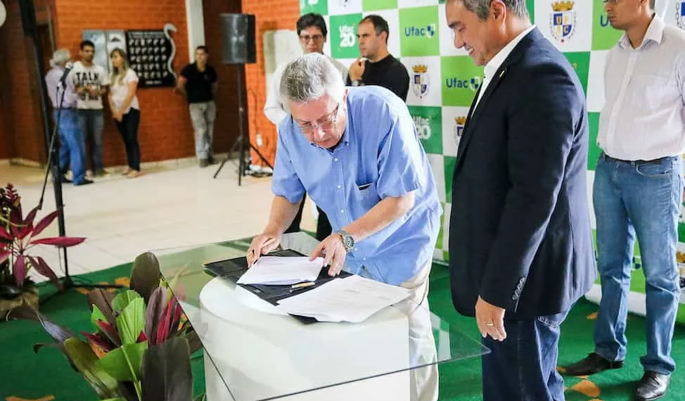 Ufac assina contrato para projeto do Hospital Universitário
