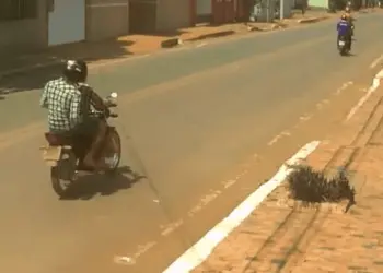 Assaltantes passam em seguida atrás da vítima a abordam ao lado cemitério - foto REPRODUÇÃO