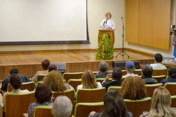 Chefe de cozinha cearense lança livro gastronômico em Rio Branco