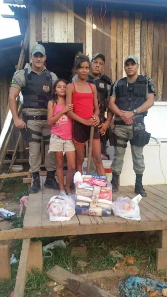 Policiais militares encontram crianças em busca de trabalho e doam ‘sacolão’