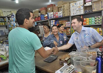Eliane Sinhasique visita comerciantes e moradores da Antônio da Rocha Viana