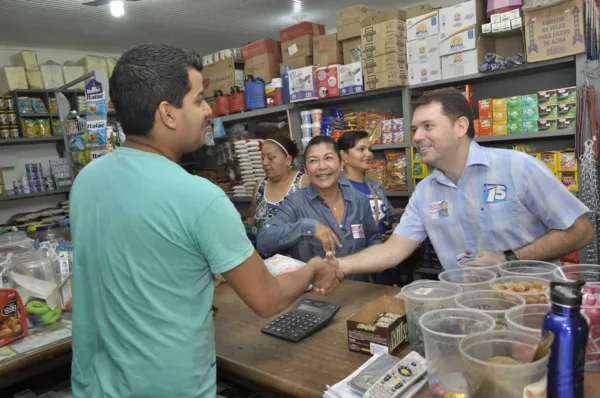 Eliane Sinhasique visita comerciantes e moradores da Antônio da Rocha Viana