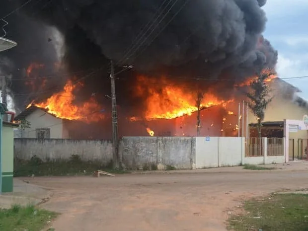 Escola em Cruzeiro do Sul em chamas(Foto/ANNY BARBOSA)