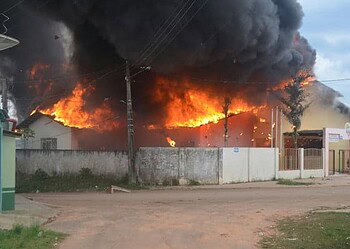 Atentados são registrados em cinco municípios; polícia prende 34 suspeitos em 48h 3 Escola em Cruzeiro do Sul em chamas(Foto/ANNY BARBOSA)