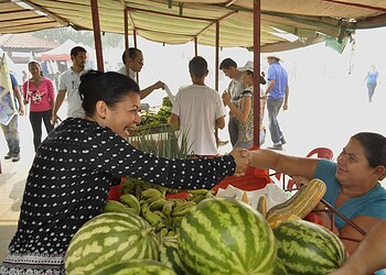 Na Sobral, Eliane Sinhasique ganha apoio dos comerciantes