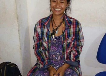 Sabrina estava acompanhada de um hippie e caminhava pela estrada quando foi reconhecida