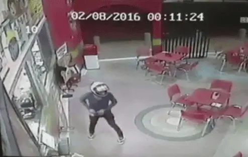 Bandido armado assalta lanchonete e leva dinheiro, celulares e relógios