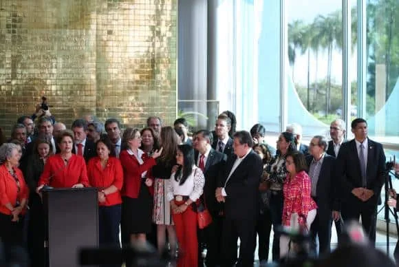Dilma perde salário, mantém 8 servidores e terá de deixar Alvorada em 30 dias