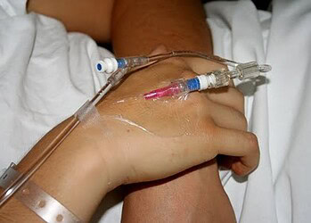 Criança com leucemia consegue doador compatível e mãe precisa de ajuda para se manter em Recife