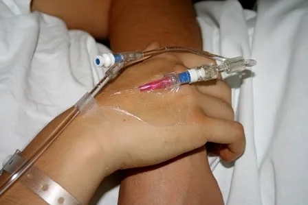 Criança com leucemia consegue doador compatível e mãe precisa de ajuda para se manter em Recife