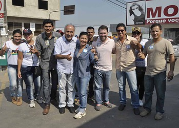 Eliane Sinhasique, Alysson e Bocalom caminham no centro de Rio Branco